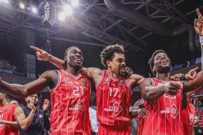 威尼斯人在线入口 -关键时刻曼联调整名单以备欧篮联；队长鼓劲环节打磨；信心回归；身体对抗强度拉满 